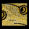 【Fundacja Sluchaj】CD Voice Act feat. Jim Black ヴォイス・アクト feat. ジム・ブラック / Bee Space   時に鋭く、時にしなやかに。強靭なドラムと、四つのしなやかなヴォイスが交錯する、高純度のインプロヴィゼーション。 