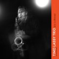 数量限定生産・輸入盤LP　TIMO LASSY TRIO ティモ・ラッシー / LIVE IN HELSINKI     硬派武骨で質実剛健な、ひたすらブットくデッカく歌いスイングする重厚テナーの唸りがコク深い妙味を放った伝統志向サックス・トリオ会心の一撃! 