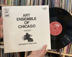 画像2: 輸入盤LP ART ENSEMBLE OF CHICAGO アート・アンサンブル・オブ・シカゴ / People in Sorrow   静寂と深遠なる漆黒の即興芸術。アート・アンサンブルの歴史的マイルストーン。Pathé Marconiのロゴも映えるこだわりの仕様でLP復刻。  