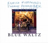 画像: 熟練のワザが鮮やかに冴え渡る、リラクシングかつスリリングな至高デュオ・ライヴ会心打!　CD　Enrico Pieranunzi, Thomas Fonnesbæk エンリコ・ピエラヌンツィ、 トーマス・フォネスベック / Blue Waltz : Live At Gustavs