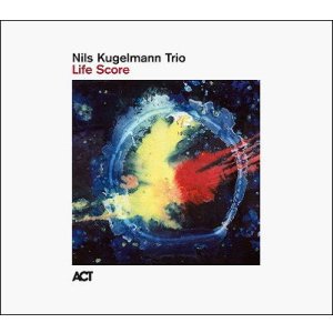 画像:   ドイツ・ジャズ界の最前線を走るピアノ・トリオ第2弾 【ACT】CD Nils Kugelmann Trio ニルス・クーゲルマン・トリオ  / Life Score 