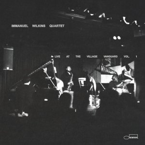 画像: 数量限定生産・輸入盤2枚組LP　IMMANUEL WILKINS QUARTET イマニュエル・ウィルキンズ / LIVE AT THE VILLAGE VANGUARD VOL. 1     精悍軒昂な熱血アグレッシヴ・アクションからスウィート・テンダーな和みの哀愁バラードまで堂々とドラマティック&エモーショナルに吹ききる気合のアルト大奮戦が清々しい絶頂ライヴ! 