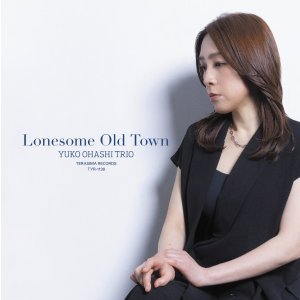 画像:  【限定特典CD付】  国内制作CD　大橋 祐子 トリオ YUKO OHASHI TRIO / LONESOME OLD TOWN     薫り豊かで翳り濃い心に沁みる哀愁とガッツのマイナー・メロディック・プレイがあくまでハード・バップらしくソリッド・スクエアーに冴え渡った人情肌ピアノ・トリオの謹製品 