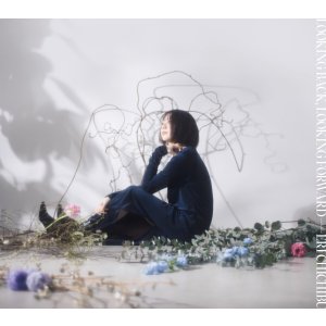 画像: 【送料込み価格設定商品】 国内制作CD　秩父 英里 ERI CHICHIBU / LOOKING BACK, LOOKING FORWARD ルッキング・バック、ルッキング・フォワード     エレガント&ロマンティックな折り目正しき唯美的ピアノとライト&ソフトな寛ぎファンク色漂うまろやかアルトがパーカッシヴ・リズムの上でフレンドリーに悠々とリレーを見せる爽やかコンテンポラリー作 