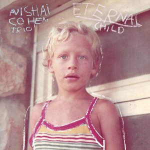 画像: 【日本語帯付き】数量限定生産・輸入盤LP　AVISHAI COHEN TRIO アヴィシャイ・コーエン / ETERNAL CHILD     重心のしっかり据わったウネりと撥ねのベース鳴動に導かれ端正で耽美的な仄かに物悲しい繊細ピアノのロマネスク・プレイが瑞々しくも儚げに映える幽遠なる清新トリオ秀作 
