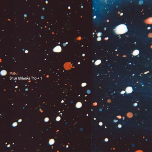 画像: 国内制作・紙ジャケット仕様SHM-CD　石若 駿 トリオ + 1 SHUN ISHIWAKA TRIO + 1 / MABUI     多彩で手数も多いドラムの遊撃的ダイナミズム攻勢にプッシュされてモーダル・ファンク調のテナー咆哮や力学性とエレガンス兼備のピアノ弾鳴が抜群の鮮度+旨味で見せ場を飾る今日流の最新型ストレートアヘッド・ジャズ! 