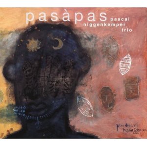 画像: 旨味もたっぷりのダーク&スモーキーな迫真アクション交感! PASCAL NIGGENKEMPER TRIO / PASAPAS