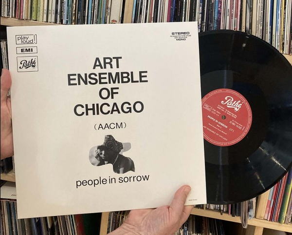 画像2: 輸入盤LP ART ENSEMBLE OF CHICAGO アート・アンサンブル・オブ・シカゴ / People in Sorrow   静寂と深遠なる漆黒の即興芸術。アート・アンサンブルの歴史的マイルストーン。Pathé Marconiのロゴも映えるこだわりの仕様でLP復刻。  